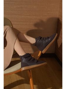 C'M Sneakersy w kolorze brązowym rozmiar: 39. Brązowe trampki C'M, bez wzorów, za kostkę, bez zapięcia. Za 117,99 zł.