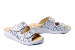 DR. BRINKMANN 701081-03 weiss, klapki damskie. Białe klapki Dr. Brinkmann, bez wzorów, ze skóry, bez obcasa. Za 309,90 zł.