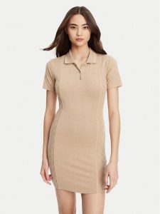 Guess Sukienka dzianinowa V5YK00 KCX12 Beżowy Regular Fit. Brązowe kombinezony Guess, s, z aplikacjami, z dzianiny, bez kołnierzyka, bez ramiączek. Za 229,99 zł.
