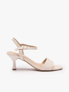 Kremowe sandały ślubne. Brązowe sandały Ryłko, bez wzorów, z gumy, bez obcasa, na obcasie, bez zapięcia. Za 349,99 zł.