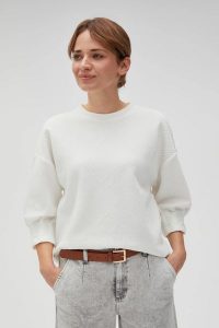 Bluza ze strukturalnego materiału biała. Białe bluzy MOODO, m, bez wzorów, z elastanu, bez kaptura. W wyprzedaży za 79,99 zł.