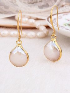 Pierres delicates Pozłacane kolczyki z masą perłową rozmiar: onesize. Białe kolczyki Pierres delicates, z perłą, pozłacane. Za 43,99 zł.