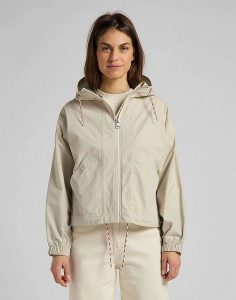 DAMSKA KURTKA PRZEJŚCIOWA LEE FISHERMAN JACKET SHARK BONE L57LSYOZ 112113172. Białe kurtki Lee, l, bez wzorów, bez kaptura. Za 239,99 zł.