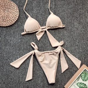 Bikini wiązane z regulacją na lato nad wodę Kelcy. Czarne bikini Intica, bez wzorów. Za 129,00 zł.