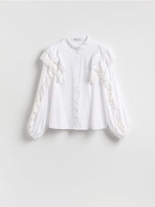 Koszula z falbanami - biały. Białe koszule Reserved, l, bez wzorów, z tkaniny, bez kołnierzyka, bez ramiączek. Za 139,99 zł.