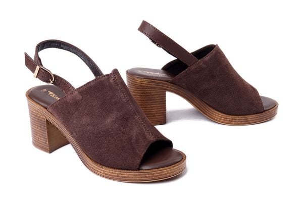 TAMARIS 1-28304-44 304 mocca, sandały damskie. Brązowe sandały Tamaris, bez wzorów, z gumy, bez obcasa, bez zapięcia. Za 287,92 zł.