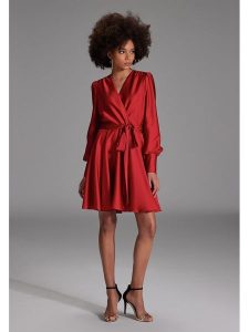 SWING Sukienka w kolorze czerwonym rozmiar: 38. Czerwone sukienki Swing, bez wzorów, z tkaniny, bez kołnierzyka, bez ramiączek, midi. Za 205,45 zł.
