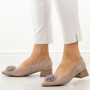 Beżowe skórzane czółenka damskie DiA 3029. Brązowe czółenka DiA, z aplikacjami, ze skóry, z okrągłym noskiem, bez obcasa, na obcasie, bez zapięcia. W wyprzedaży za 368,72 zł.