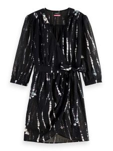 Scotch & Soda Sukienka w kolorze czarnym rozmiar: 36. Czarne sukienki Scotch & Soda, na co dzień, bez wzorów, bez kołnierzyka, bez ramiączek, mini, kopertowe. Za 127,65 zł.