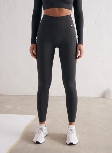 Damskie legginsy bezszwowe, prążkowane, wysoki stan, squat proof ciemnoszare. Szare legginsy AIM'N, bez wzorów, z dzianiny, z podwyższonym stanem. Za 254,00 zł.