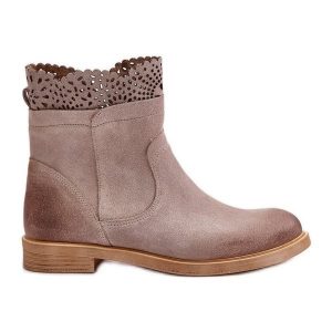 Lewski Shoes Niskie Botki Damskie Na Płaskim Obcasie Zamszowe Lewski 3624 Cappucino beżowy. Brązowe botki w ażurowe wzory, z zamszu, bez obcasa, na płaskiej podeszwie, bez zapięcia. Za 529,20 zł.