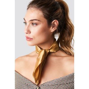 NA-KD Accessories Szalik Solid Satin - Gold. Różowe szaliki marki NA-KD Accessories, z materiału. Za 40,95 zł.