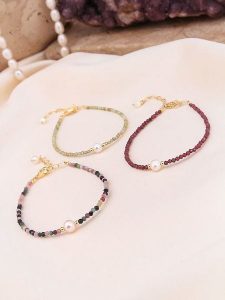 Pierres de Jade Pozłacane bransoletki (3 szt.) z perłami i kamieniami szlachetnymi rozmiar: onesize. Białe bransoletki Pierres de Jade, z agatem, pozłacane. Za 60,88 zł.