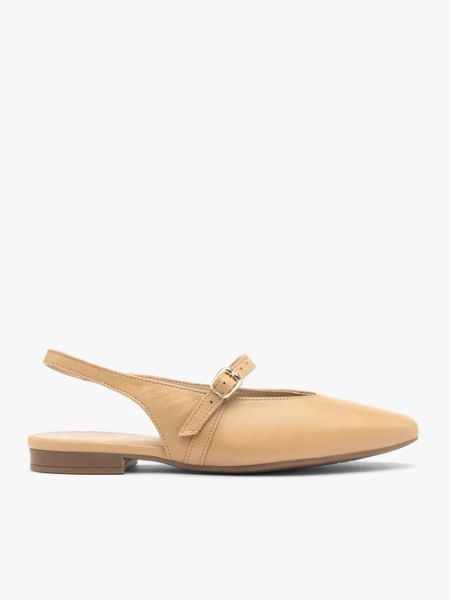 Beżowe czółenka bez pięty ze skóry licowej. Brązowe czółenka Ryłko, bez wzorów, ze skóry, z okrągłym noskiem, bez obcasa, bez zapięcia. Za 349,99 zł.