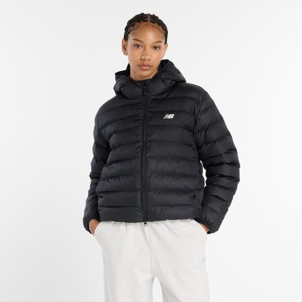 Kurtka zimowa damska New Balance WO53500BK – czarna. Czarne kurtki New Balance, na zimę, l, z aplikacjami, z materiału, z kapturem. Za 449,99 zł.
