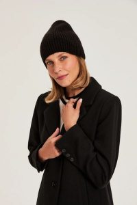 Czapka beanie czarna. Czarne czapki MOODO, bez wzorów, z elastanu. Za 39,99 zł.
