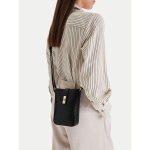 Torebka MEXX. Czarne listonoszki Mexx, bez wzorów, bez dodatków. Za 99,99 zł.