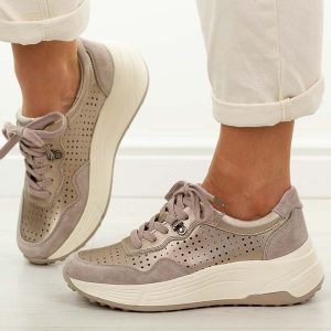 Beżowe skórzane ażurowe półbuty damskie T.Sokolski w26-295. Brązowe półbuty Sokolski, na lato, w ażurowe wzory, z jeansu, z okrągłym noskiem, bez obcasa, na koturnie, bez zapięcia. W wyprzedaży za 269,10 zł.