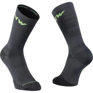 Skarpety rowerowe NORTHWAVE EXTREME PRO SOCK. Zielone skarpetki Northwave, bez wzorów. Za 30,00 zł.