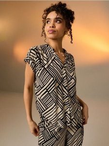 Wiskozowa koszula z krótkim rękawem w geometryczny wzór - wielobarwny. Koszule Sinsay, l, bez wzorów, z wiskozy, bez kołnierzyka, bez ramiączek. Za 25,99 zł.