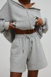 Krótkie spodenki ze sznurkiem w kolorze LIGHT GREY lurex - PROSPER-XL. Szare szorty Marsala, bez wzorów, z bawełny. Za 299,90 zł.