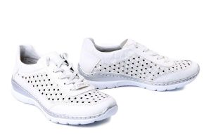 RIEKER L3217-80 white, półbuty damskie. Białe półbuty Rieker, na lato, bez wzorów, bez obcasa, bez zapięcia. Za 349,90 zł.
