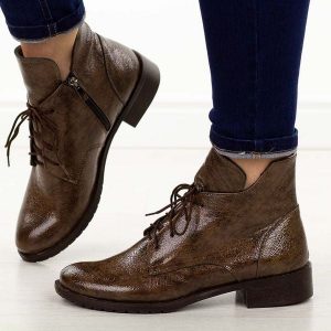 Brązowe skórzane Polskie botki damskie Deoni D397A. Brązowe botki Deoni, na jesień, bez wzorów, z jeansu, z okrągłym noskiem, bez obcasa, na płaskiej podeszwie, bez zapięcia. Za 499,00 zł.