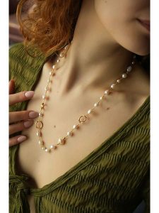 Pierres delicates Pozłacany naszyjnik z perłami - dł. 50 cm rozmiar: onesize. Białe naszyjniki Pierres delicates, z perłą, pozłacane. Za 166,49 zł.