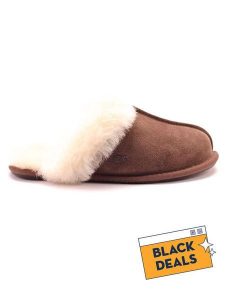 UGG Kapcie "Scuffette II" w kolorze brązowym ze skóry jagnięcej rozmiar: 37. Brązowe kapcie Ugg, bez wzorów, ze skóry. Za 270,39 zł.