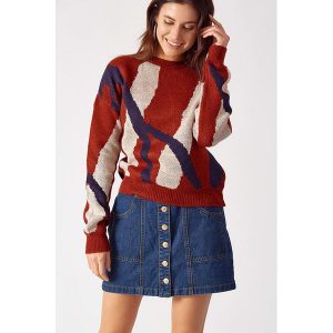 Sweter w kolorze brązowo-beżowo-granatowym. Brązowe długie swetry marki Robin, z okrągłym kołnierzem. W wyprzedaży za 169,95 zł.
