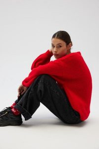 Sweter oversize z bufiastymi rękawami w kolorze INTENSE RED - RIVERO. Czerwone swetry klasyczne Marsala, na lato, z poliamidu, bez kołnierzyka. Za 349,90 zł.