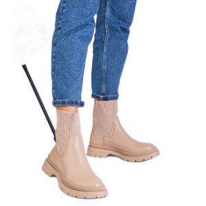 Brązowe botki z materiałową cholewką beżowe. Brązowe botki bez wzorów, z materiału, z okrągłym noskiem, bez obcasa, na obcasie, bez zapięcia. Za 82,56 zł.