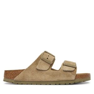 Klapki Birkenstock. Brązowe klapki Birkenstock, bez wzorów, bez obcasa. Za 485,99 zł.
