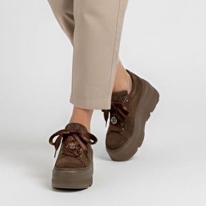 Sneakersy damskie Karino, półbuty na wysokiej platformie i ze skóry zamszowej, brązowe, 5739-015-P-Cervo-Welur. Brązowe półbuty Karino, bez wzorów, z satyny, bez obcasa, na platformie, bez zapięcia. Za 484,99 zł.