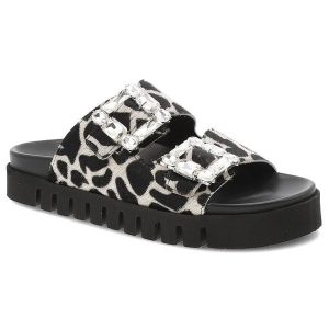 Klapki damskie Chebello, na grubej platformie eleganckie z ozdobnymi klamrami, czarne, S390-4688. Czarne klapki CheBello, bez wzorów, bez obcasa. Za 459,00 zł.