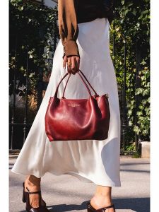 Victor & Hugo Paris Skórzana torebka "Allegra" w kolorze bordowym - 30 x 20 x 14 cm rozmiar: onesize. Czerwone torebki klasyczne Victor & Hugo Paris, bez wzorów, z materiału, przez ramię, bez dodatków. Za 319,88 zł.