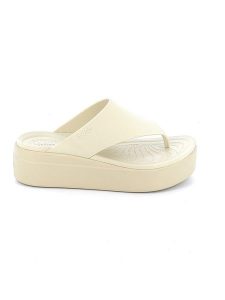 Crocs Japonki "Brooklyn" w kolorze kremowym rozmiar: 42/43. Brązowe klapki Crocs, bez wzorów, z otwartym noskiem, bez obcasa, na platformie. Za 158,10 zł.
