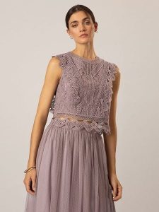 APART Top w kolorze fiołkowym rozmiar: 38. Różowe topy Apart, bez wzorów, z koronki, bez kołnierzyka, bez ramiączek. Za 148,61 zł.