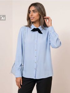 Wiskozowa koszula z wiązaniem - błękitny. Niebieskie koszule Sinsay, l, bez wzorów, z wiskozy, bez kołnierzyka, bez ramiączek. Za 39,99 zł.