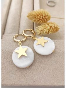 Nakkash Pozłacane kolczyki-kreole z masą perłową rozmiar: onesize. Białe kolczyki Nakkash, z perłą, pozłacane. Za 43,99 zł.