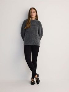 Legginsy z wiskozą - czarny. Czarne legginsy Reserved, bez wzorów, z dzianiny. W wyprzedaży za 39,99 zł.