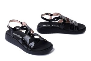 WONDERS C-6542 negro, sandały damskie. Czarne sandały Wonders, bez wzorów, ze skóry, bez obcasa, na obcasie, bez zapięcia. Za 431,92 zł.