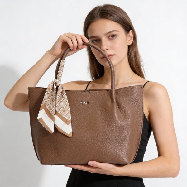 Torebka damska Rieker, ze skóry ekologicznej o prostej eleganckiej formie z ozdobną apaszką przy uchwycie wygodna do noszenia w dłoni i na ramieniu,. Brązowe apaszki i chusty Rieker, bez wzorów, ze skóry ekologicznej, na ramię, bez dodatków. Za 279,00 zł.