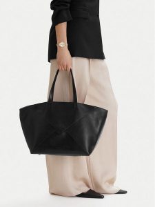 GINO ROSSI Torebka C-LDA7826 Czarny. Czarne torebki klasyczne Gino Rossi, bez wzorów, z materiału, bez dodatków. Za 279,99 zł.