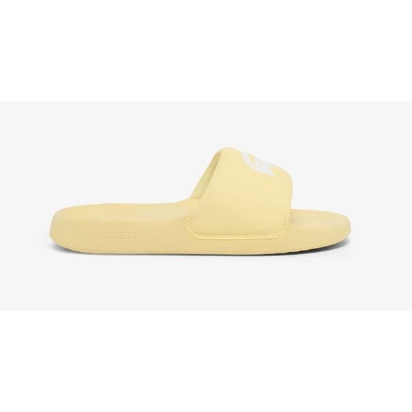 Klapki damskie Lacoste Serve Slide 1.0 na basen. Żółte klapki Lacoste, bez wzorów, z materiału, bez obcasa. Za 198,00 zł.