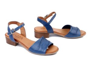 PIAZZA 910128-05 blau, sandały damskie. Niebieskie sandały Piazza, bez wzorów, ze skóry, bez obcasa, na obcasie, bez zapięcia. Za 299,90 zł.