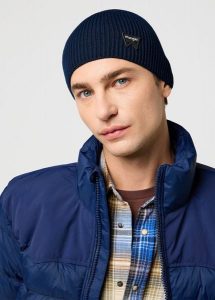 CZAPKA ZIMOWA UNISEX WRANGLER EASY BEANIE NAVY 112372931. Niebieskie czapki Wrangler, bez wzorów. Za 89,99 zł.
