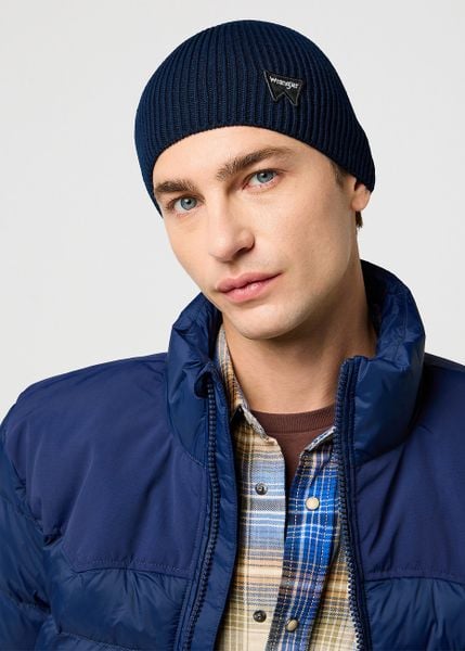 CZAPKA ZIMOWA UNISEX WRANGLER EASY BEANIE NAVY 112372931. Niebieskie czapki Wrangler, bez wzorów. Za 89,99 zł.