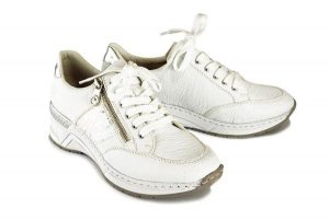 RIEKER N4322-80 weiss, półbuty damskie. Białe półbuty Rieker, bez wzorów, bez obcasa, na koturnie, bez zapięcia. Za 349,90 zł.