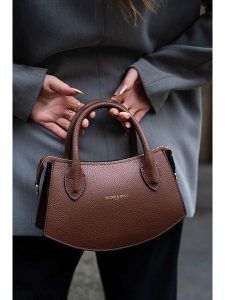 Victor & Hugo Paris Skórzana torebka "Versailles" w kolorze brązowym - 25,5 x 14,5 x 6,5 cm rozmiar: onesize. Brązowe torebki klasyczne Victor & Hugo Paris, bez wzorów, z materiału, przez ramię, bez dodatków. Za 347,99 zł.